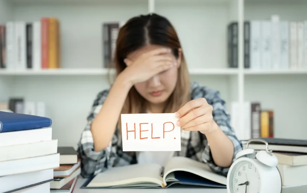 Une étudiante stressée et qui ne peut plus se concentrer avant Influxelia.