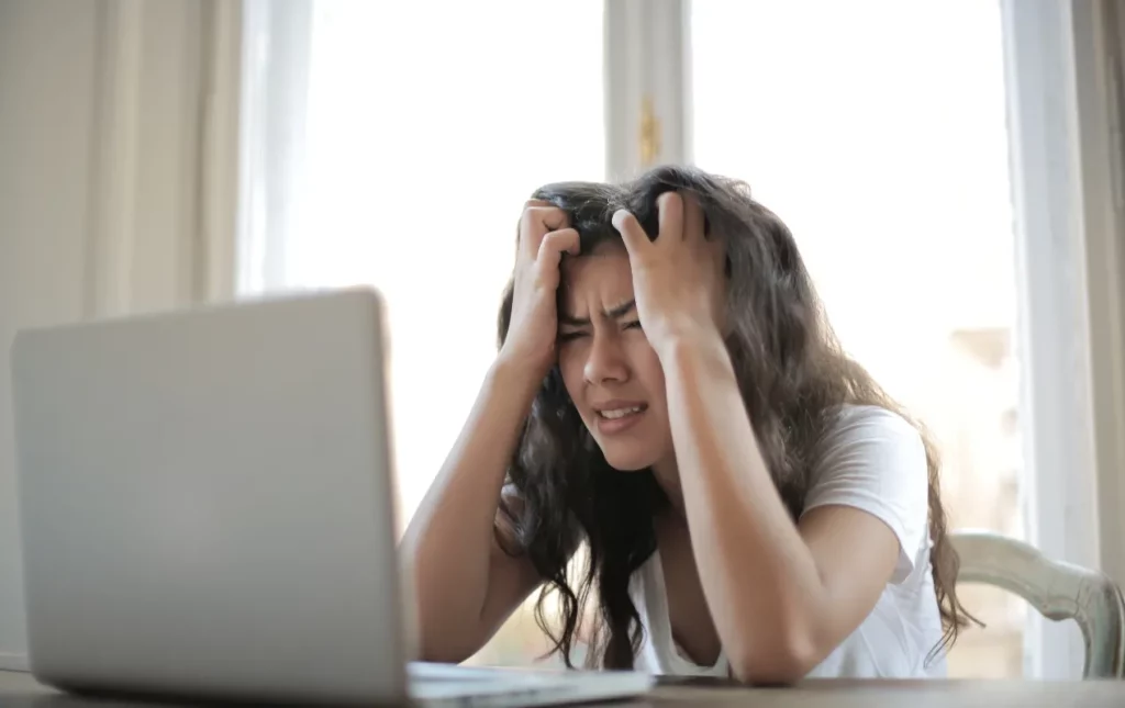 Jeune femme stressée par ses études et qui développe une phobie scolaire.