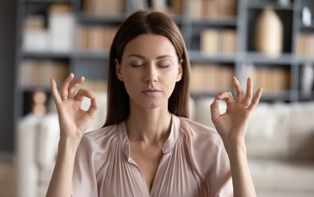 Une étudiante se sent plus apaisée après avoir pris son traitement Influxelia contre le stress.