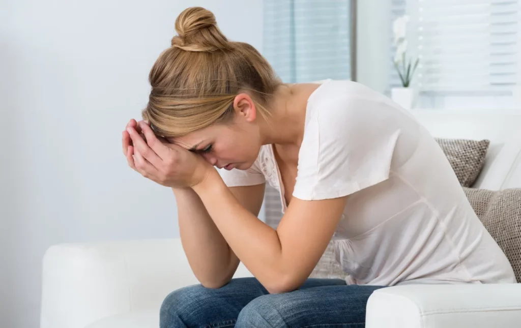 Jeune femme dépassée par son stress, qui cherche à savoir quel traitement prendre grâce au guide Influxelia.
