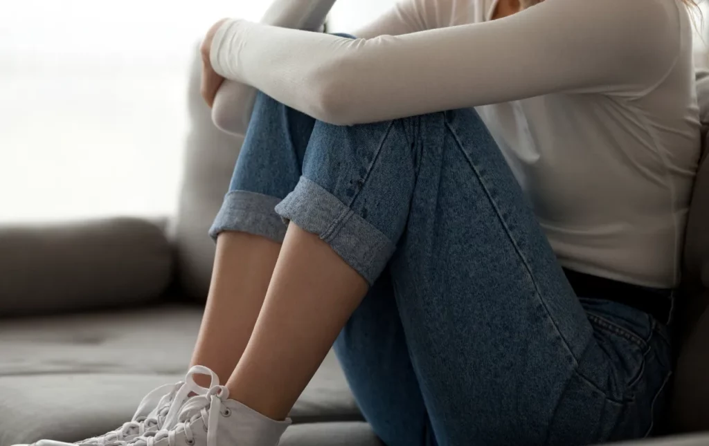 Jeune femme stressée, qui lutte contre l'anxiété provoquée par une phobie scolaire. Influxelia est la solution innovante pour traiter cette anxiété.